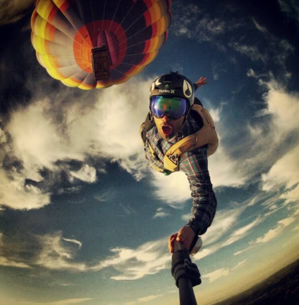 a98889_extreme-selfie_3-skydiving