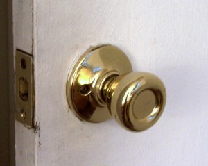 Gold_doorknob_crop